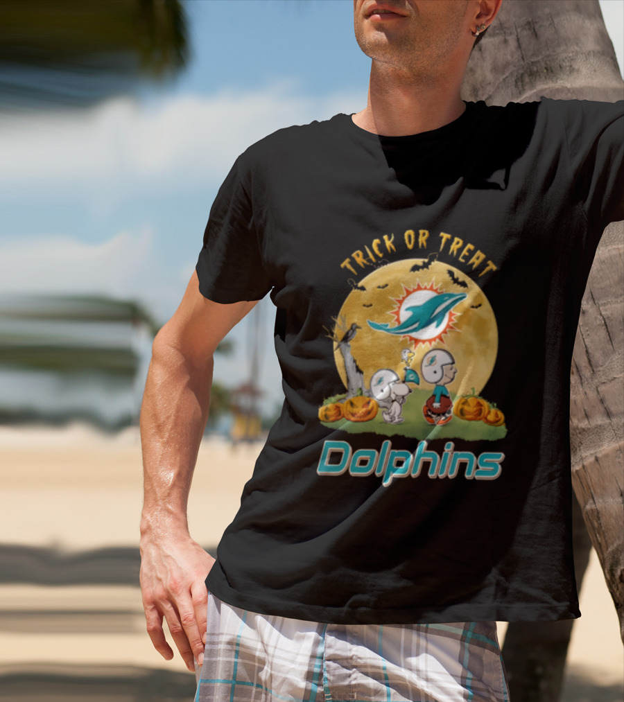 Miami Dolphins Trick Or Treat Charlie Brown Snoopy Full Moon Pumpkins T-Shirt