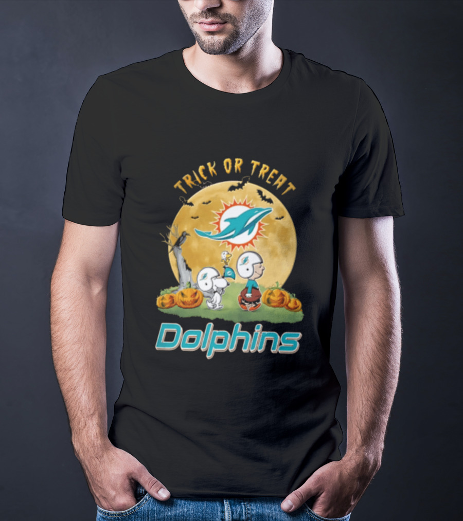 Miami Dolphins Trick Or Treat Charlie Brown Snoopy Full Moon Pumpkins T-Shirt