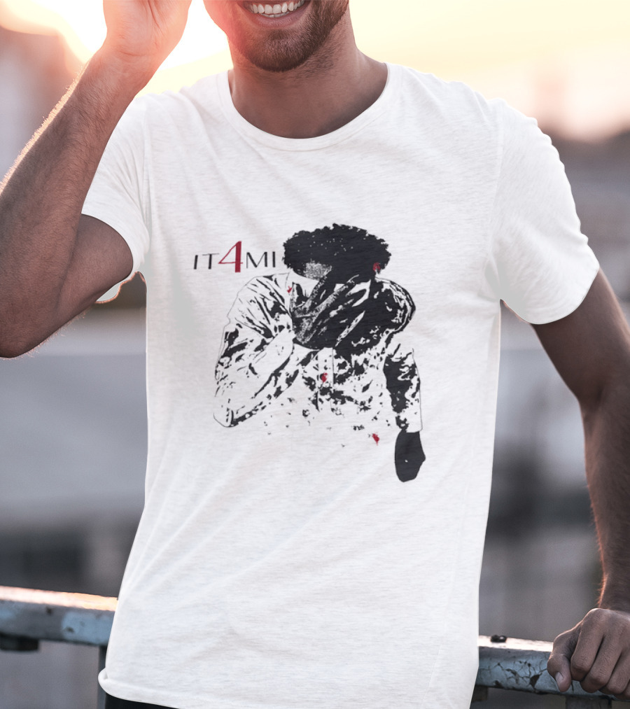 IT 4 MI Character Holding Face Visual T-Shirt