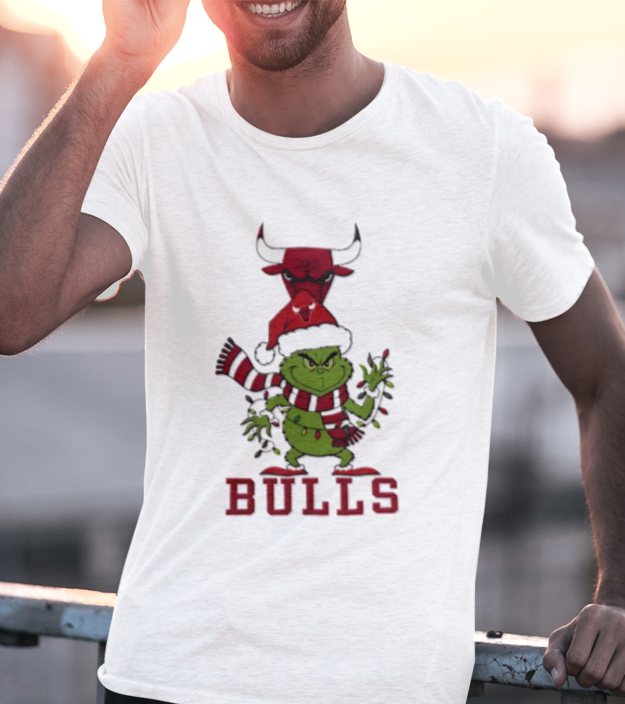 Grinch Chicago Bulls Christmas Heart Hands 2026 T-Shirt