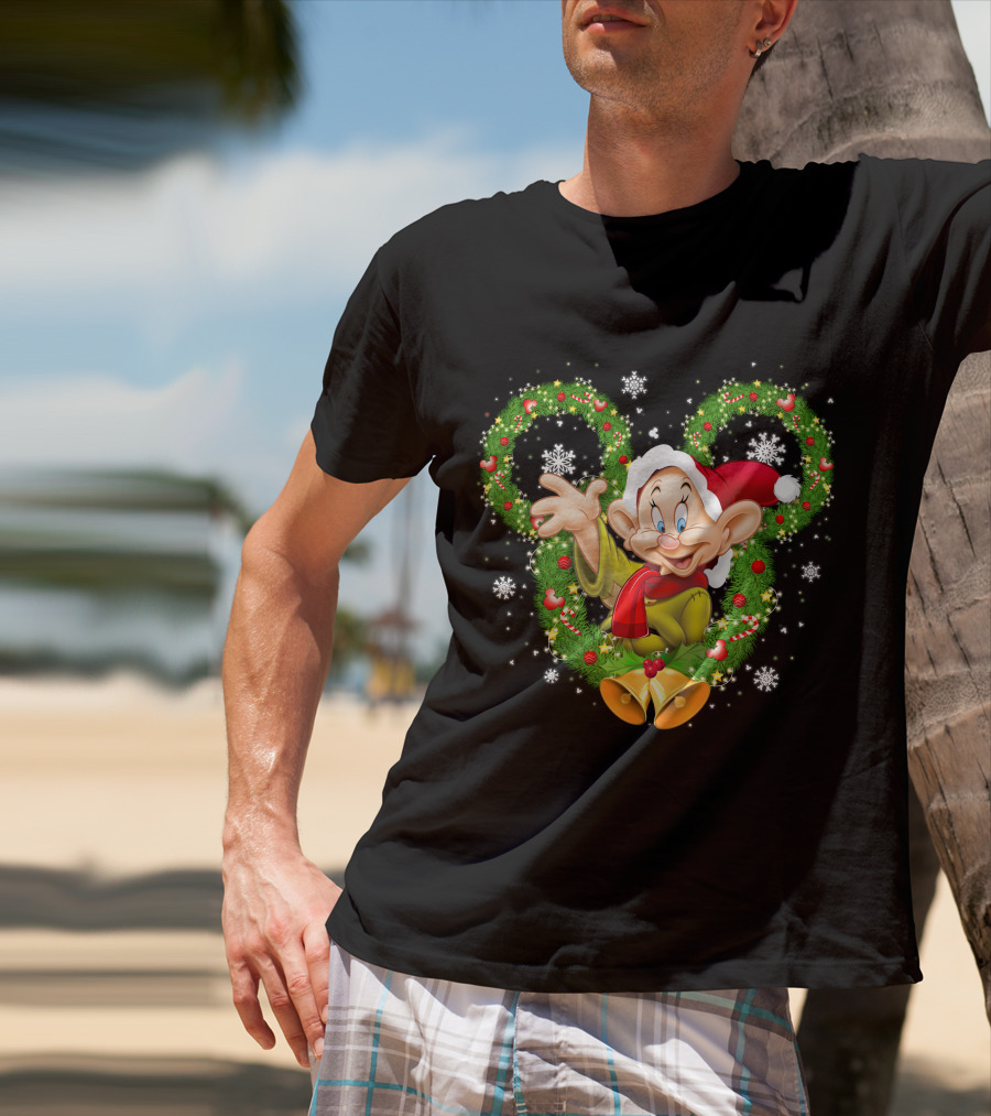 Dopey Christmas Disney Wreath Snowflakes And Santa Hat T-Shirt