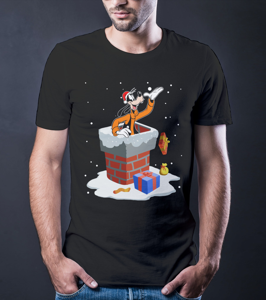 Goofy In Santa Hat Popping Out Of Snowy Chimney With Christmas Gifts T-Shirt