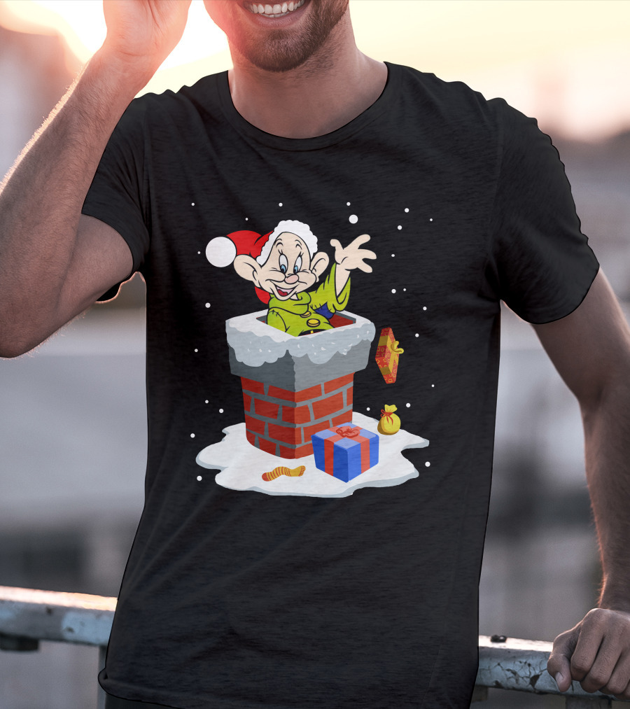 Dopey Santa Chimney Christmas Gifts Snow Scene T-Shirt