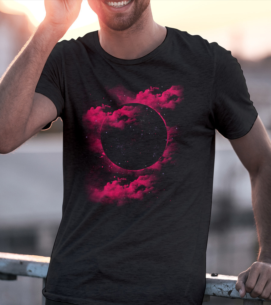 Trou Noir Classique Espace Nuages Rouges T-Shirt