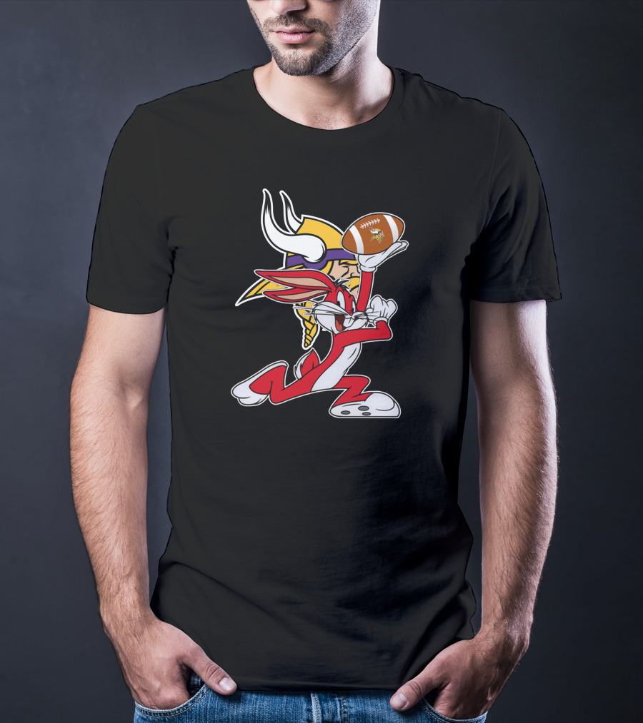 Minnesota Vikings Bugs Bunny Holding Football T-Shirt