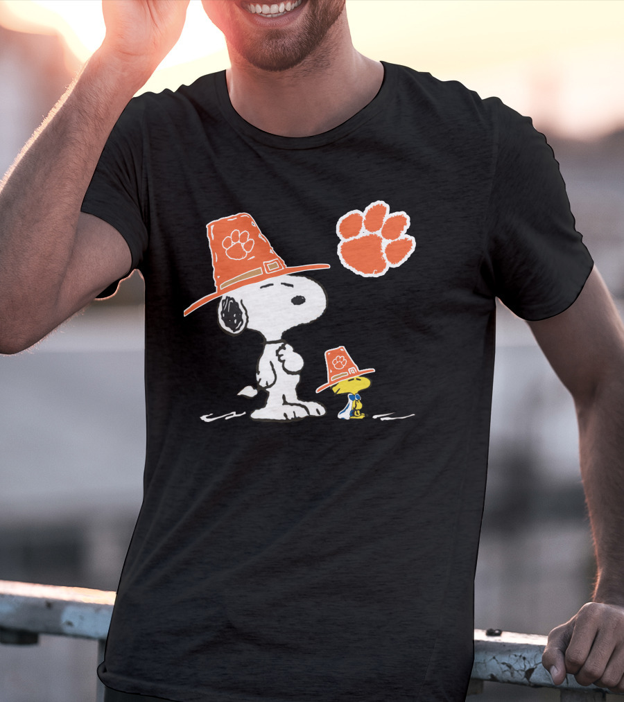 Clemson Tigers Snoopy And Woodstock Thanksgiving Hat Football Paw T-Shirt