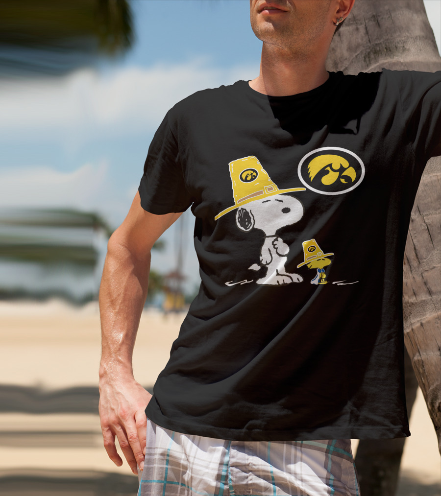 Iowa Hawkeyes Snoopy And Woodstock Pilgrim Hats Peanuts Football Fan T-Shirt