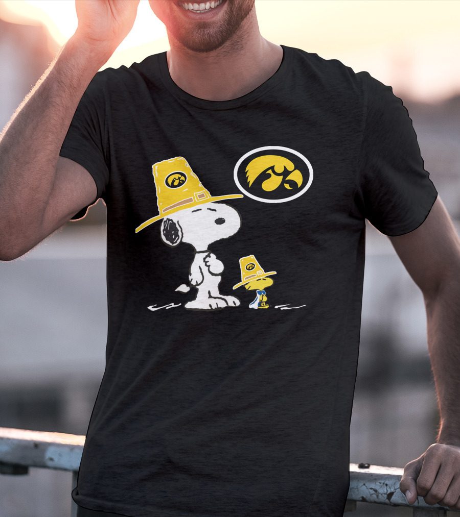 Iowa Hawkeyes Snoopy And Woodstock Pilgrim Hats Peanuts Football Fan T-Shirt