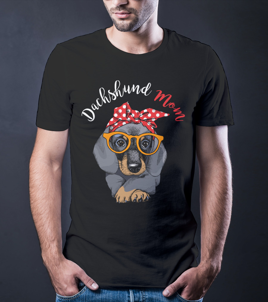 Dachshund Mom Red Polka Dot Turban And Glasses T-Shirt