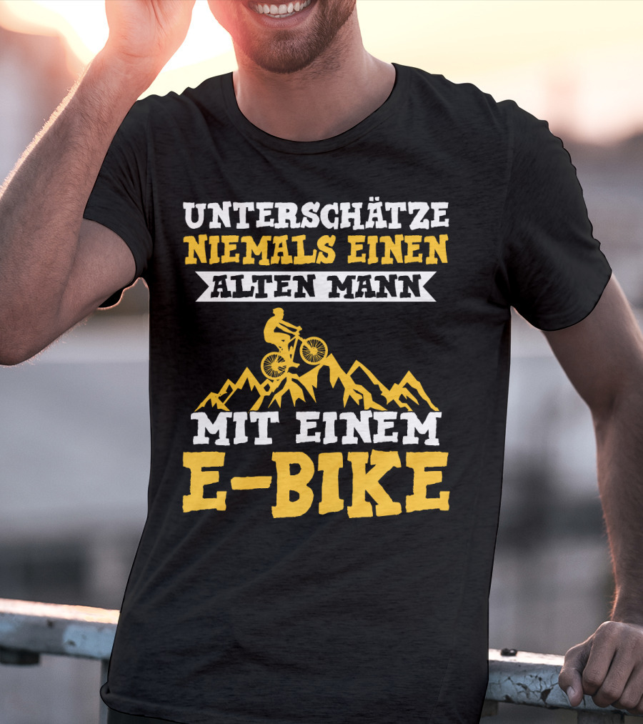 Unterschätze Niemals Einen Alten Mann Mit Einem E-Bike E-Bike Fahrrad Elektrofahrrad T-Shirt