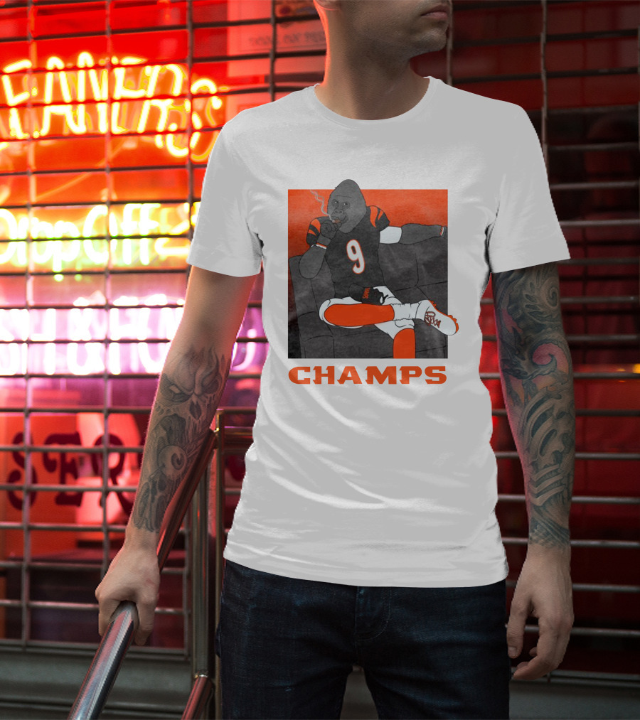 Champs Barstools Big Cat Smoking Gorilla Number 9 Football Player T-Shirt