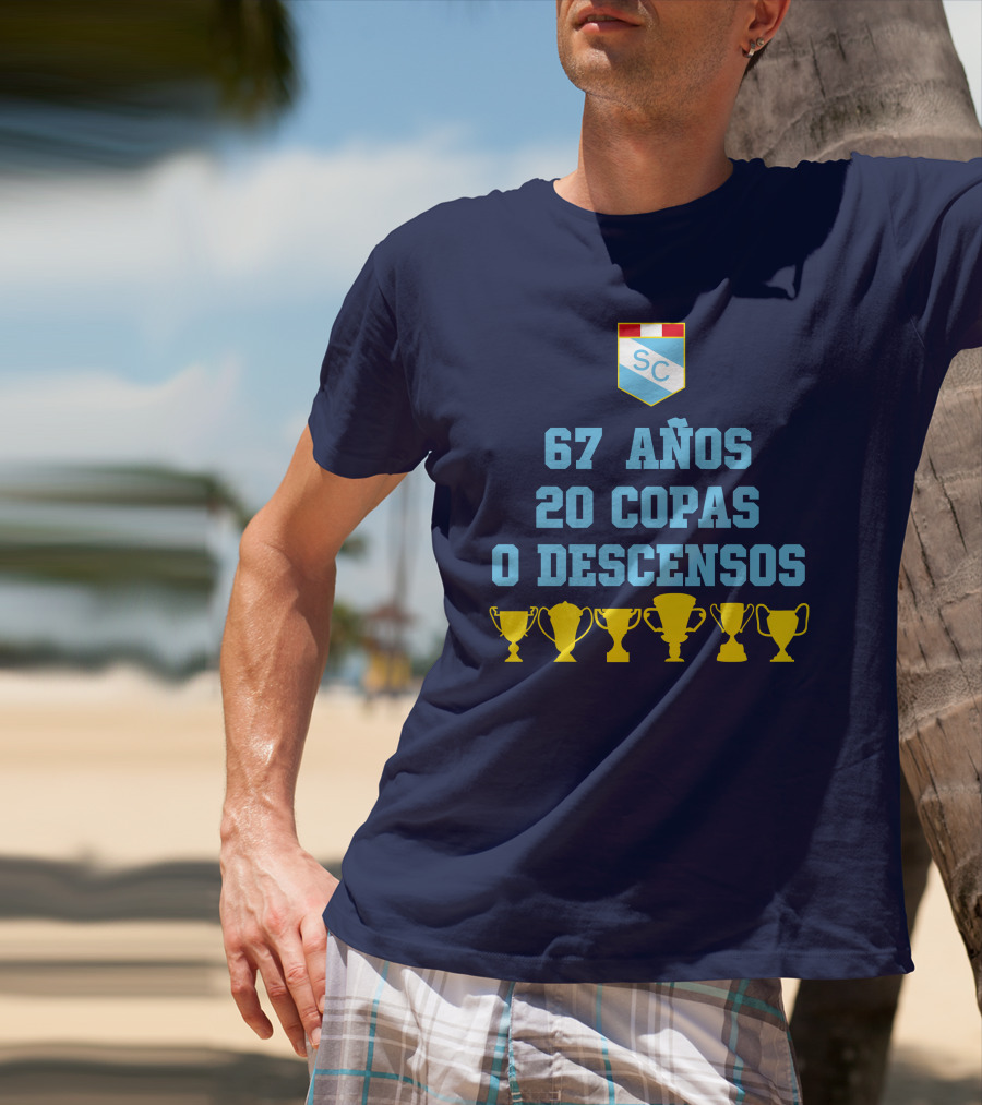 67 Años 20 Copas 0 Descensos SC Shield With Trophy Icons T-Shirt