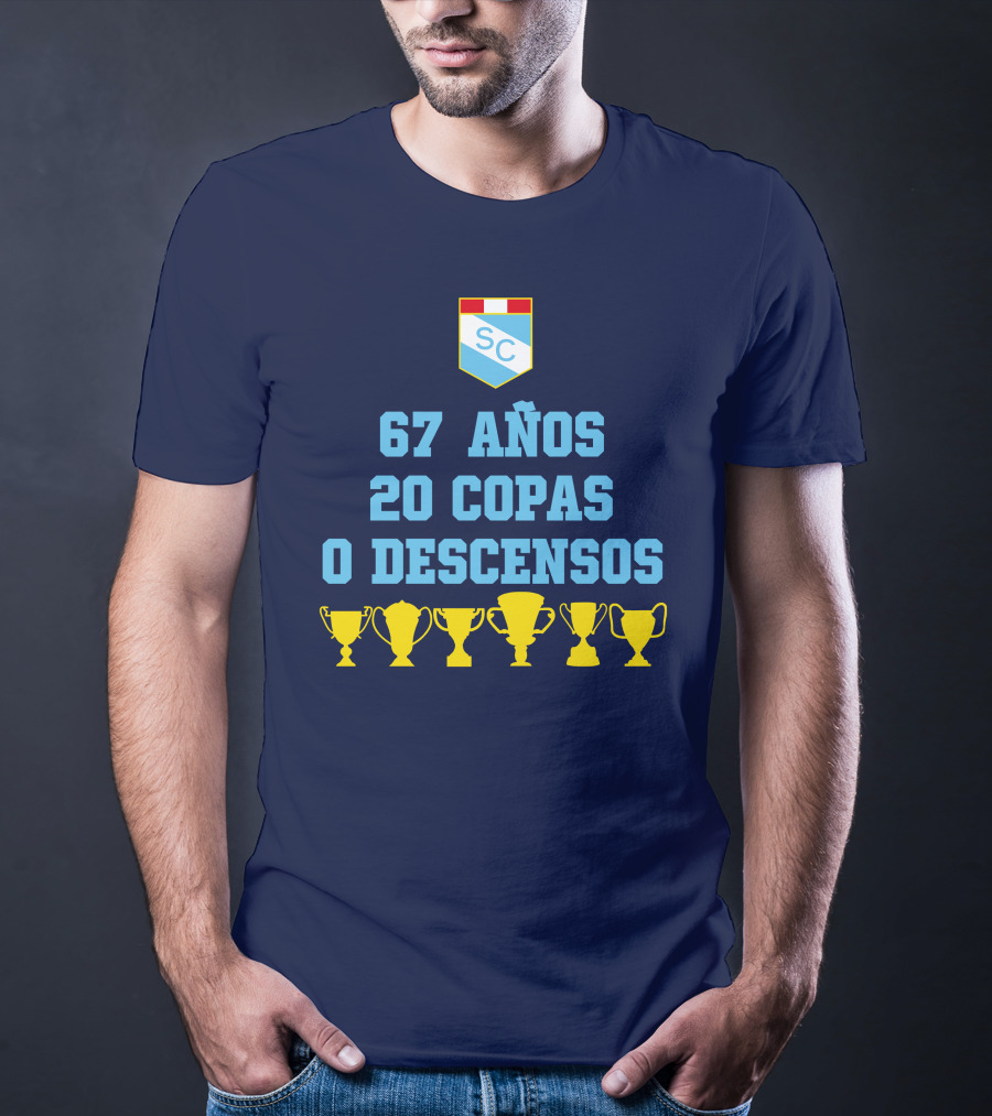 67 Años 20 Copas 0 Descensos SC Shield With Trophy Icons T-Shirt