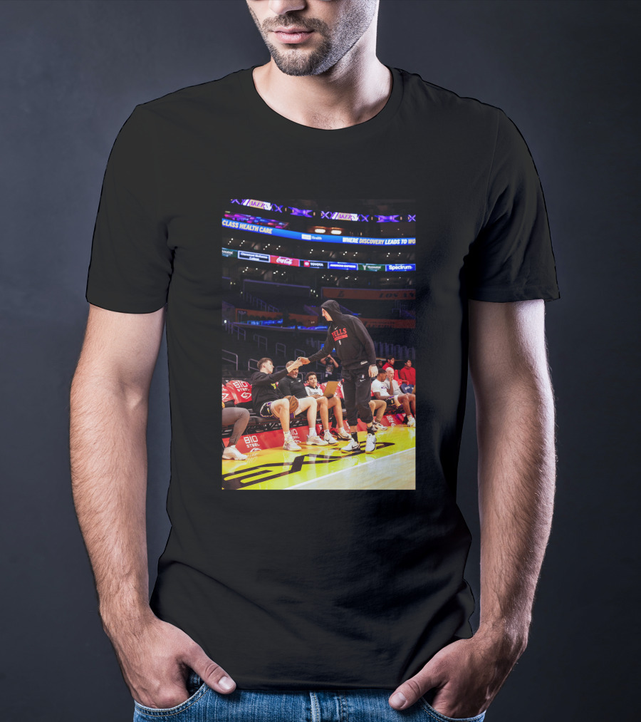 Austin Reaves And Alex Caruso NBA Courtside Handshake Bulls Lakers T-Shirt