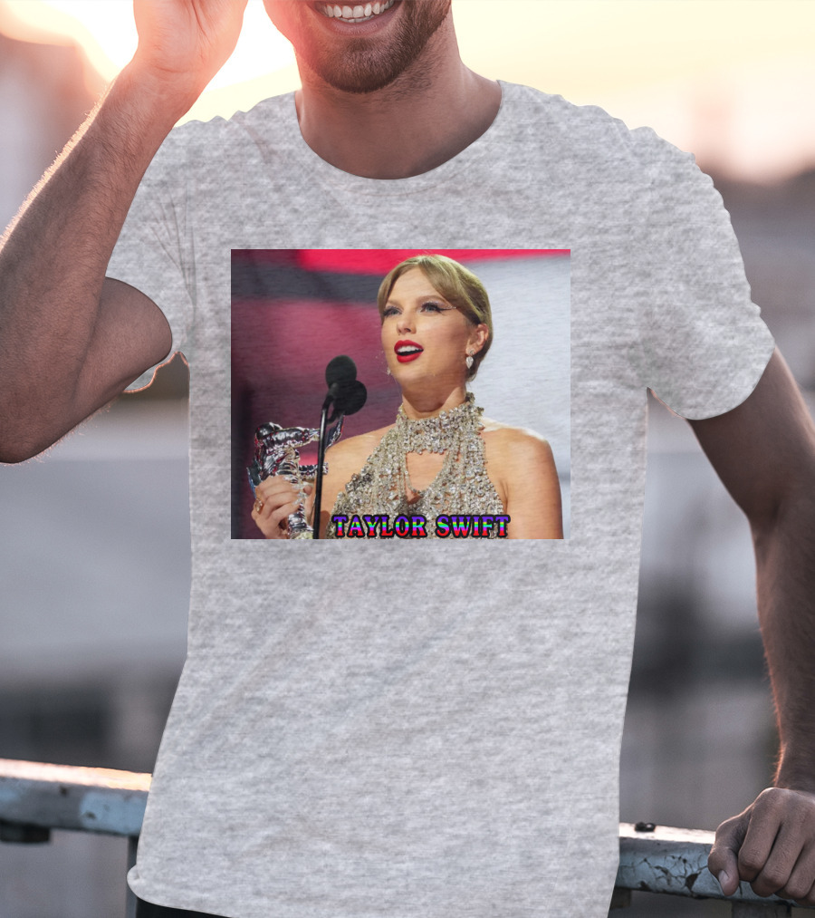 TAYLOR SWIFT SINGER SONGWRITER AWARD MOMENT T-Shirt
