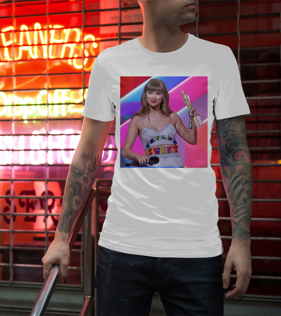 TAYLOR SWIFT BRIT AWARDS WINNING MOMENT T-Shirt