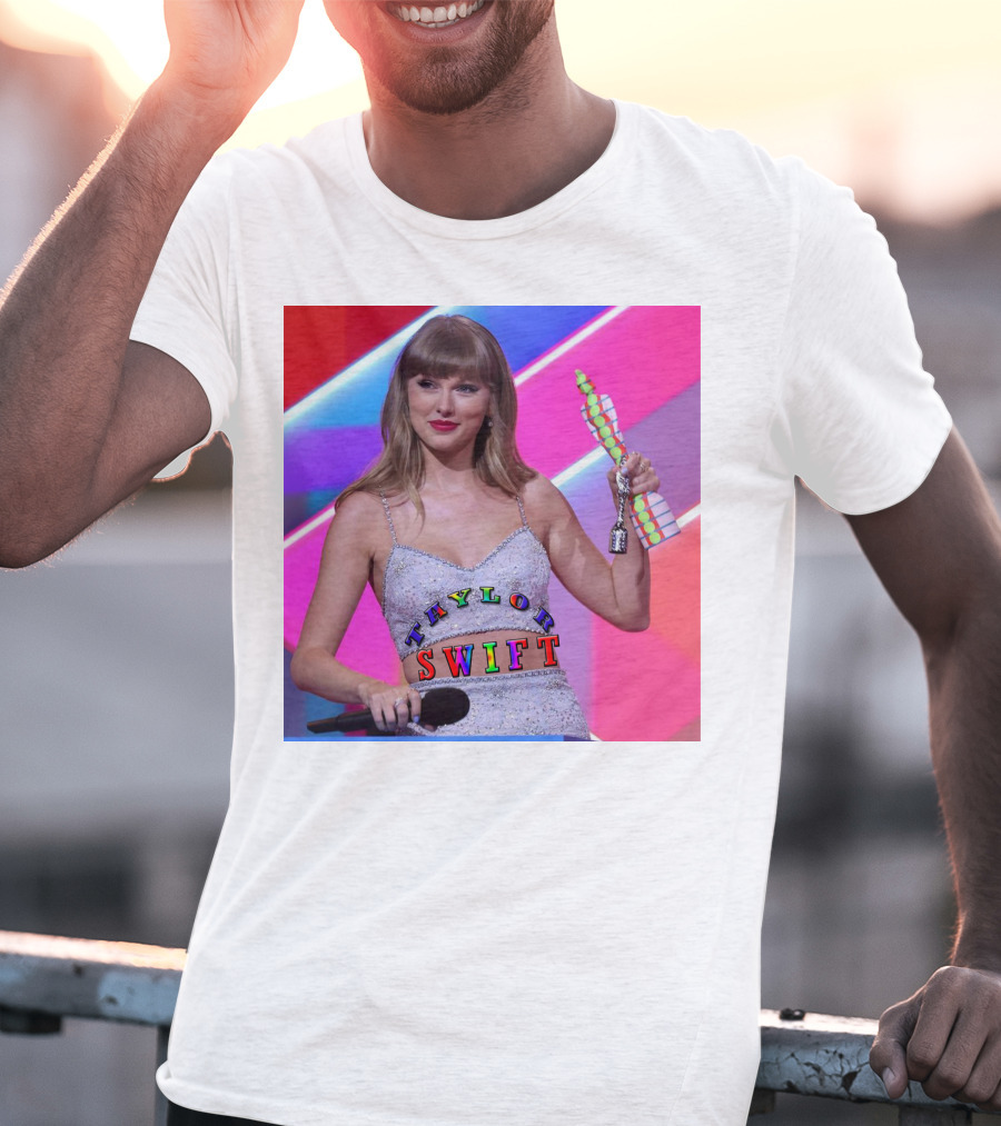 TAYLOR SWIFT BRIT AWARDS WINNING MOMENT T-Shirt