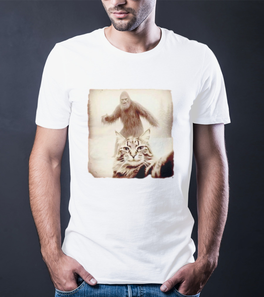 Bigfoot Photobombing Cat Selfie T-Shirt