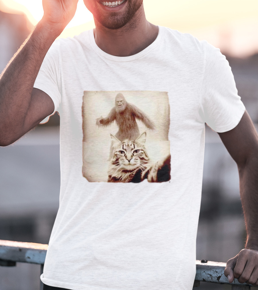 Bigfoot Photobombing Cat Selfie T-Shirt