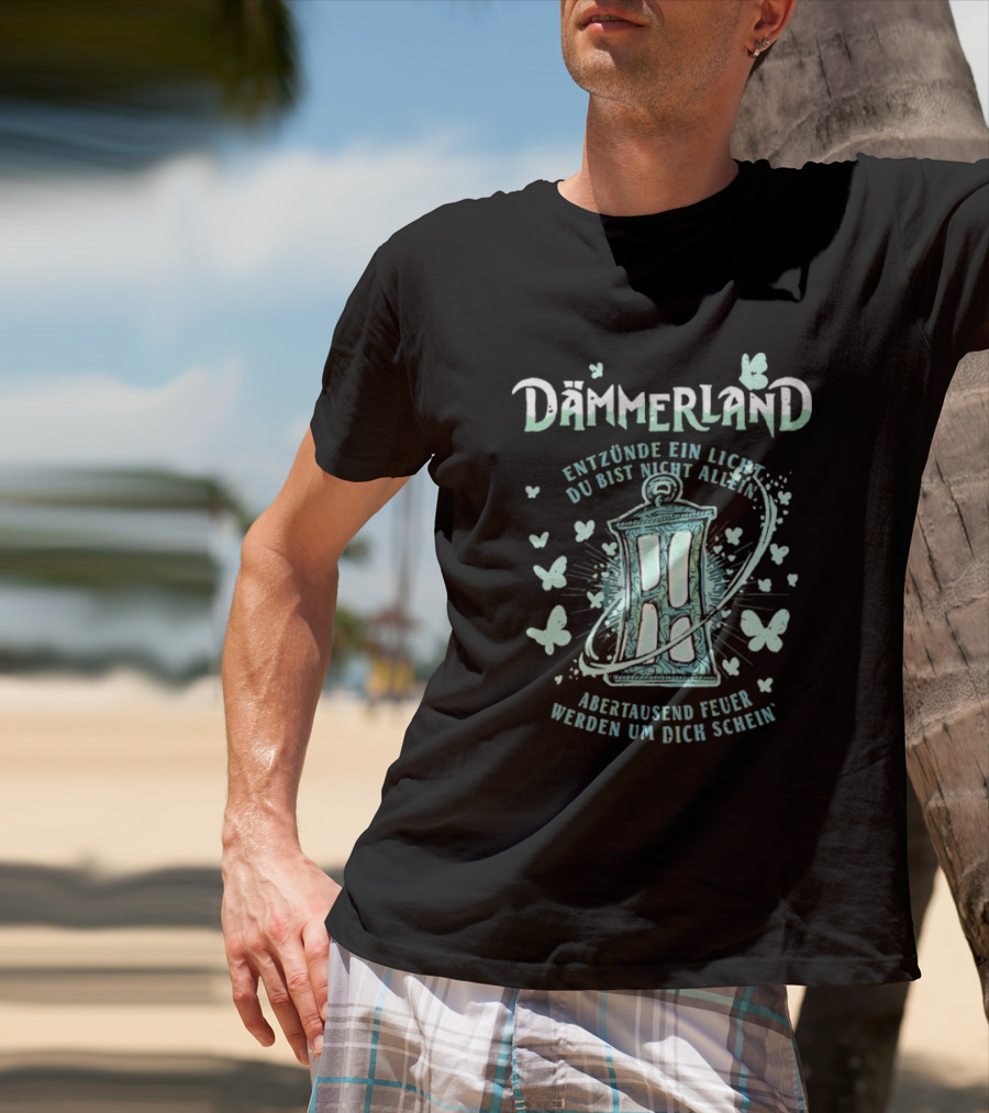 Dämmerland Entzünde Ein Licht Du Bist Nicht Allein Abertausend Feuer Werden Um Dich Scheinen Laterne Und Schmetterlinge T-Shirt