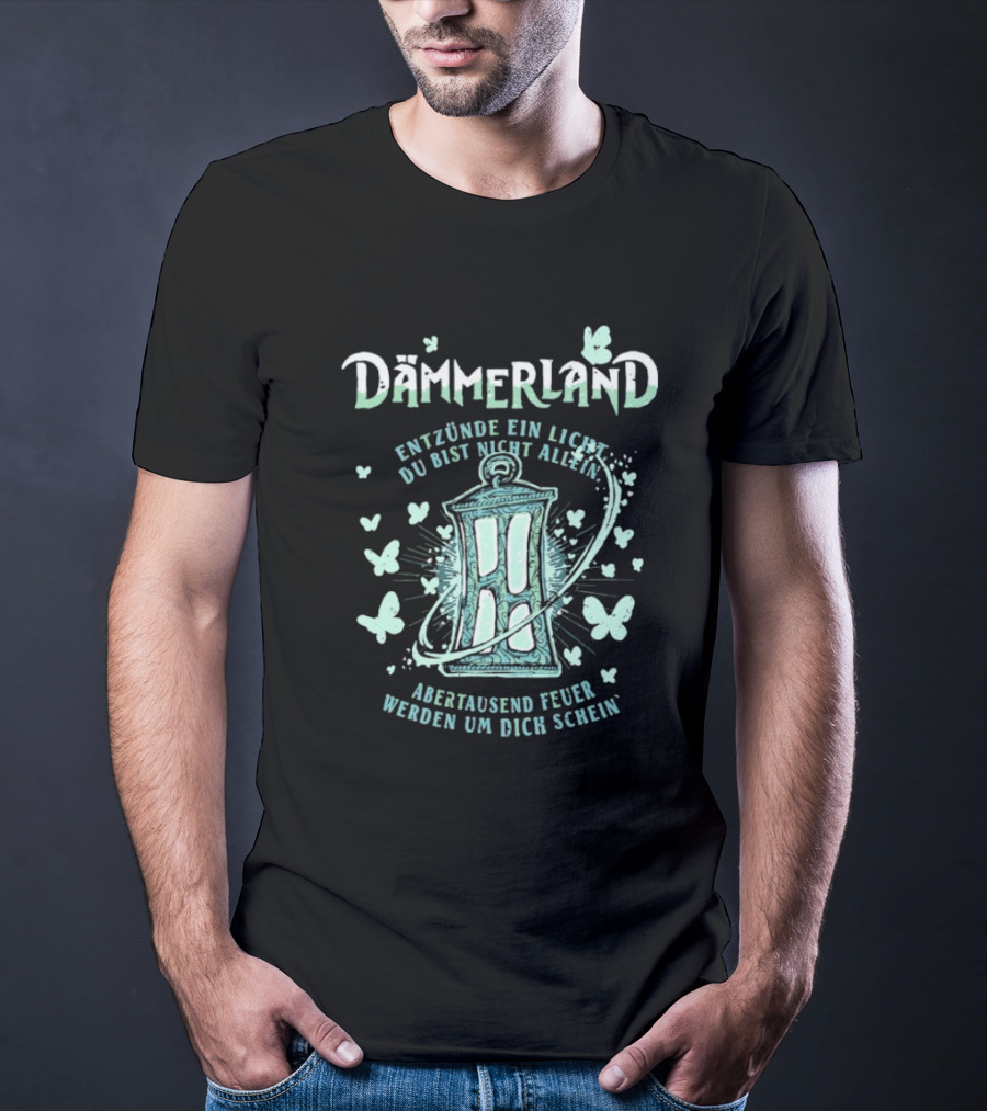 Dämmerland Entzünde Ein Licht Du Bist Nicht Allein Abertausend Feuer Werden Um Dich Scheinen Laterne Und Schmetterlinge T-Shirt