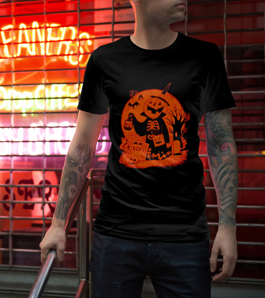 Vintage Spooky Halloween Jack-o'-Lantern Skeleton Moon Graveyard Lantern Bat Scene T-Shirt