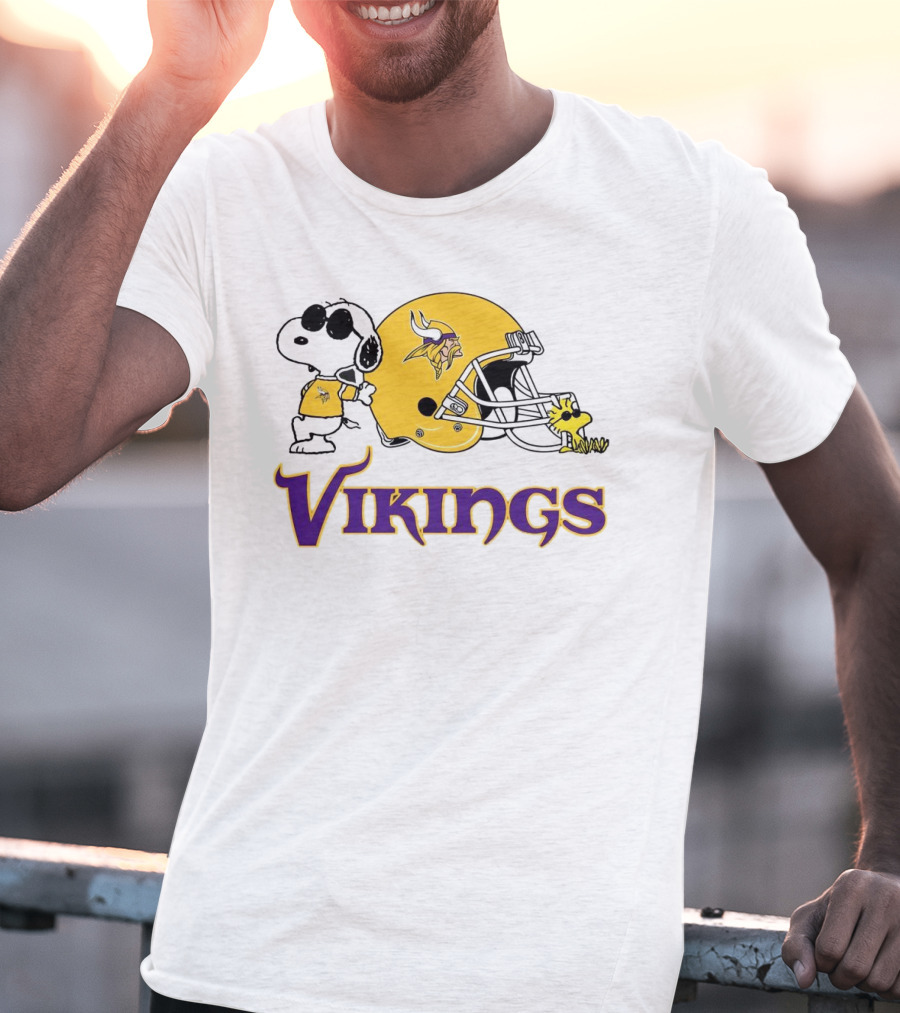 Minnesota Vikings Snoopy Woodstock Helmet T-Shirt