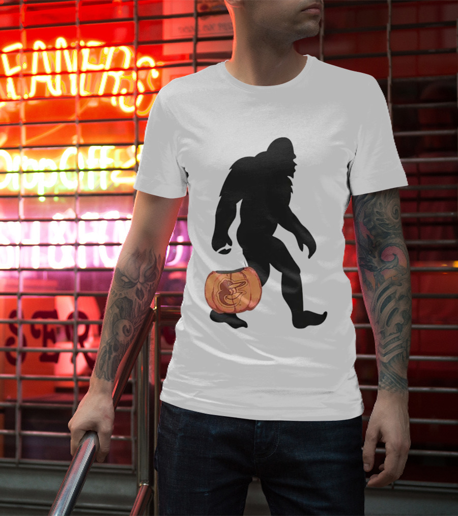 Baltimore Orioles Bigfoot Carrying Pumpkin Halloween T-Shirt