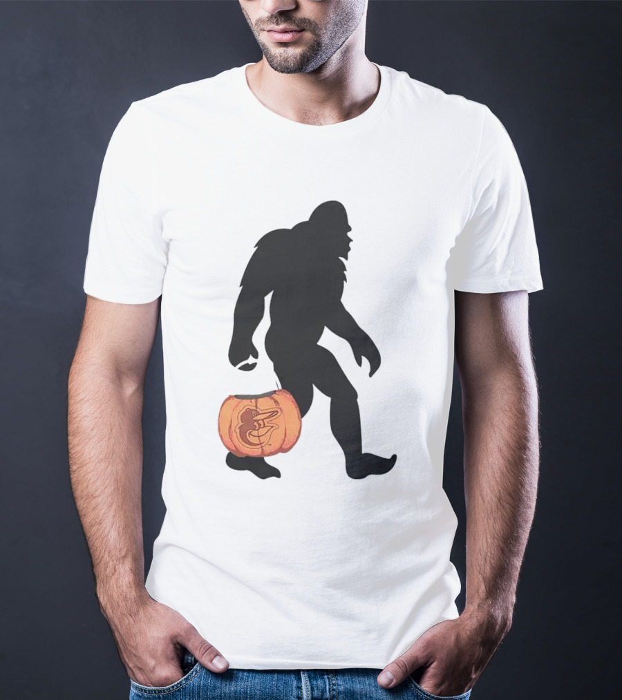Baltimore Orioles Bigfoot Carrying Pumpkin Halloween T-Shirt