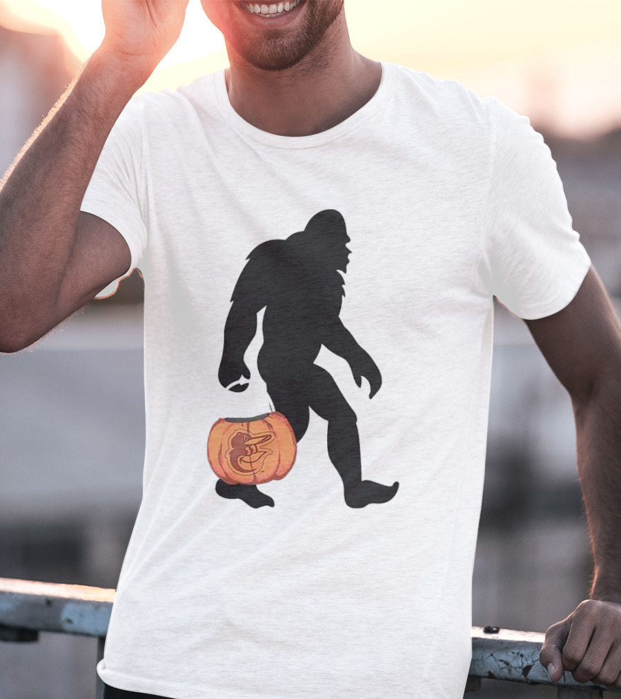 Baltimore Orioles Bigfoot Carrying Pumpkin Halloween T-Shirt
