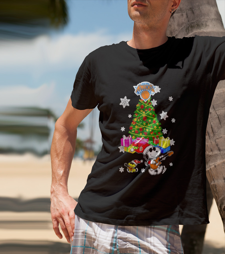 New York Knicks Snoopy Woodstock Christmas Tree Gifts Snowflakes T-Shirt