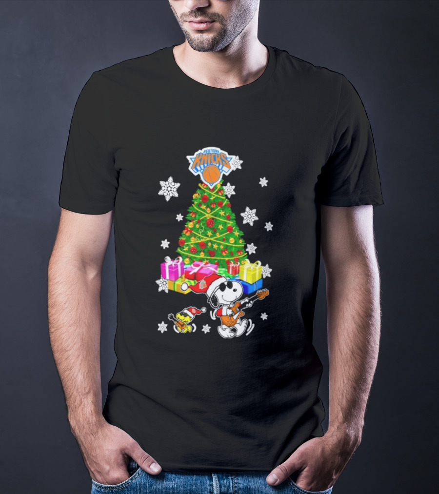 New York Knicks Snoopy Woodstock Christmas Tree Gifts Snowflakes T-Shirt