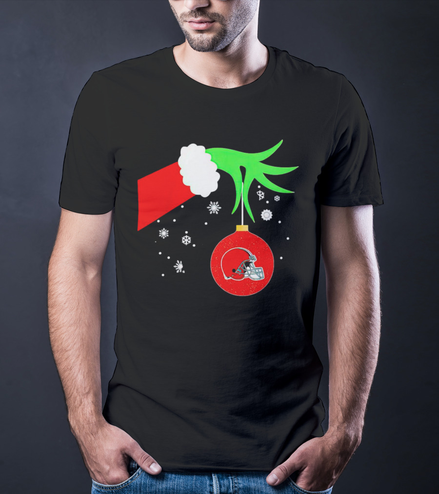 The Grinch Holding Cleveland Browns Ornament With Snowflakes T-Shirt