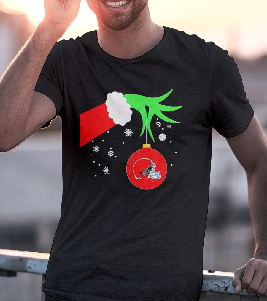 The Grinch Holding Cleveland Browns Ornament With Snowflakes T-Shirt