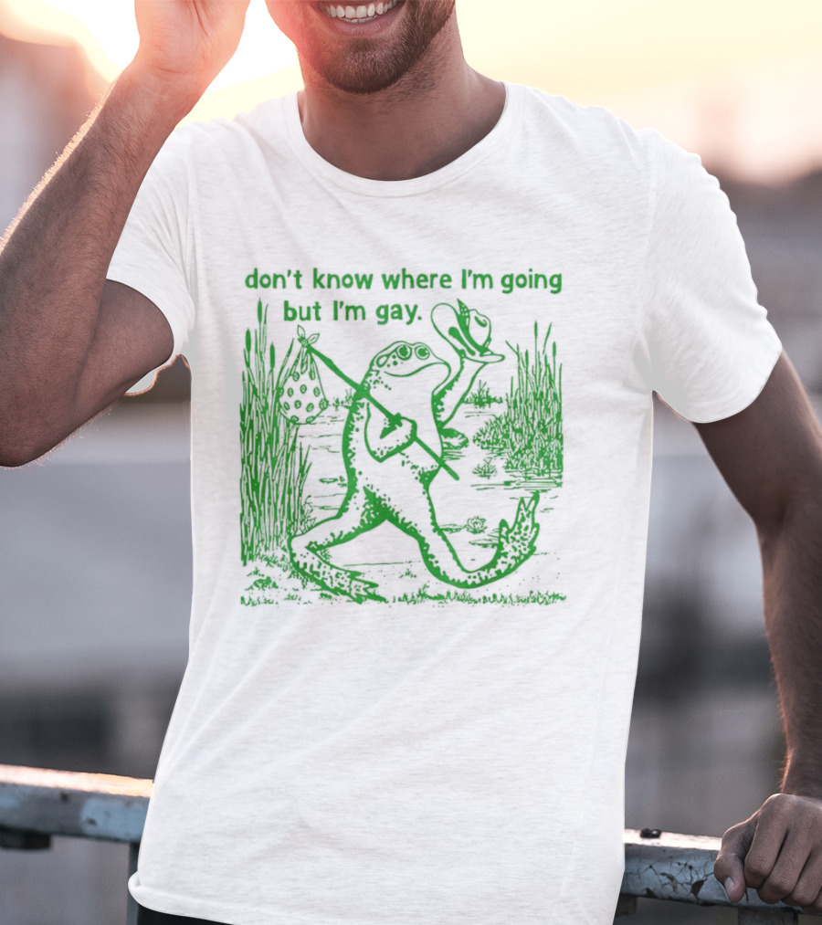 Don't Know Where I'm Going But I'm Gay Frog Carrying Bag And Hat In Nature Scene T-Shirt