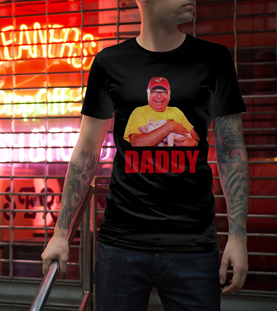 DADDY Hugging Pig Tim Walz Cap T-Shirt