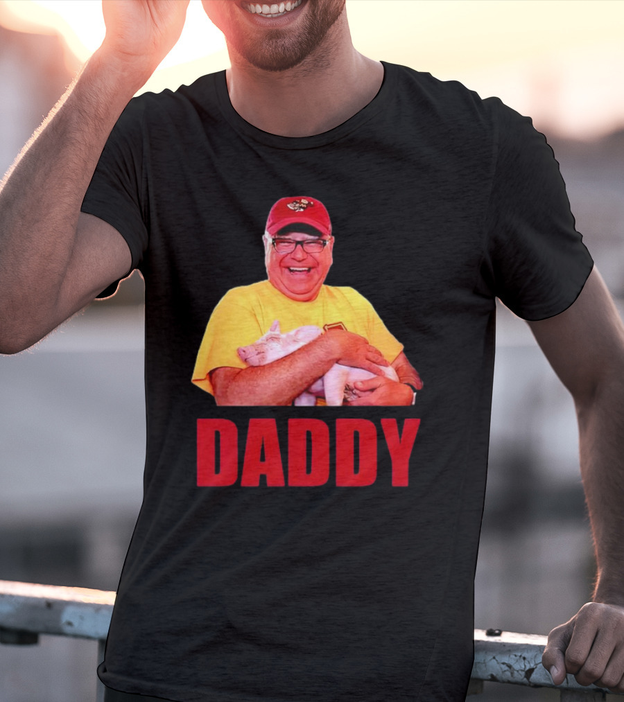 DADDY Hugging Pig Tim Walz Cap T-Shirt