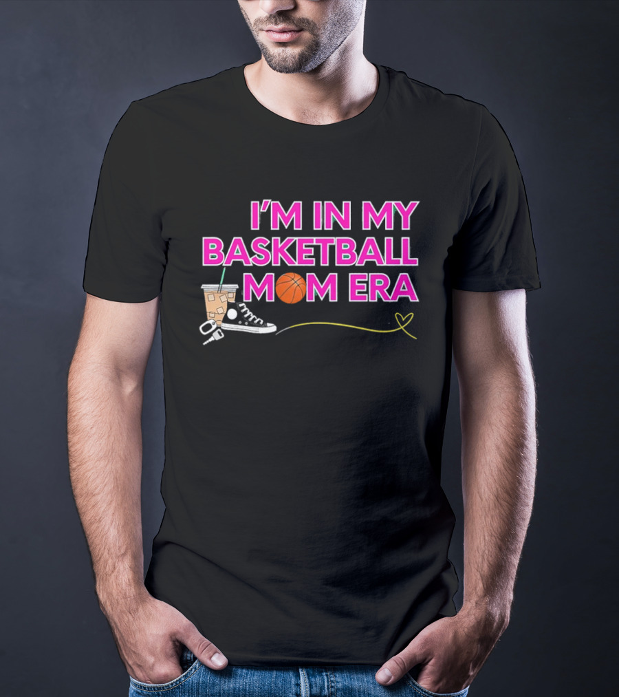 I'm In My Basketball Mom Era Sneakers Coffee Schlüsselbund Herz T-Shirt