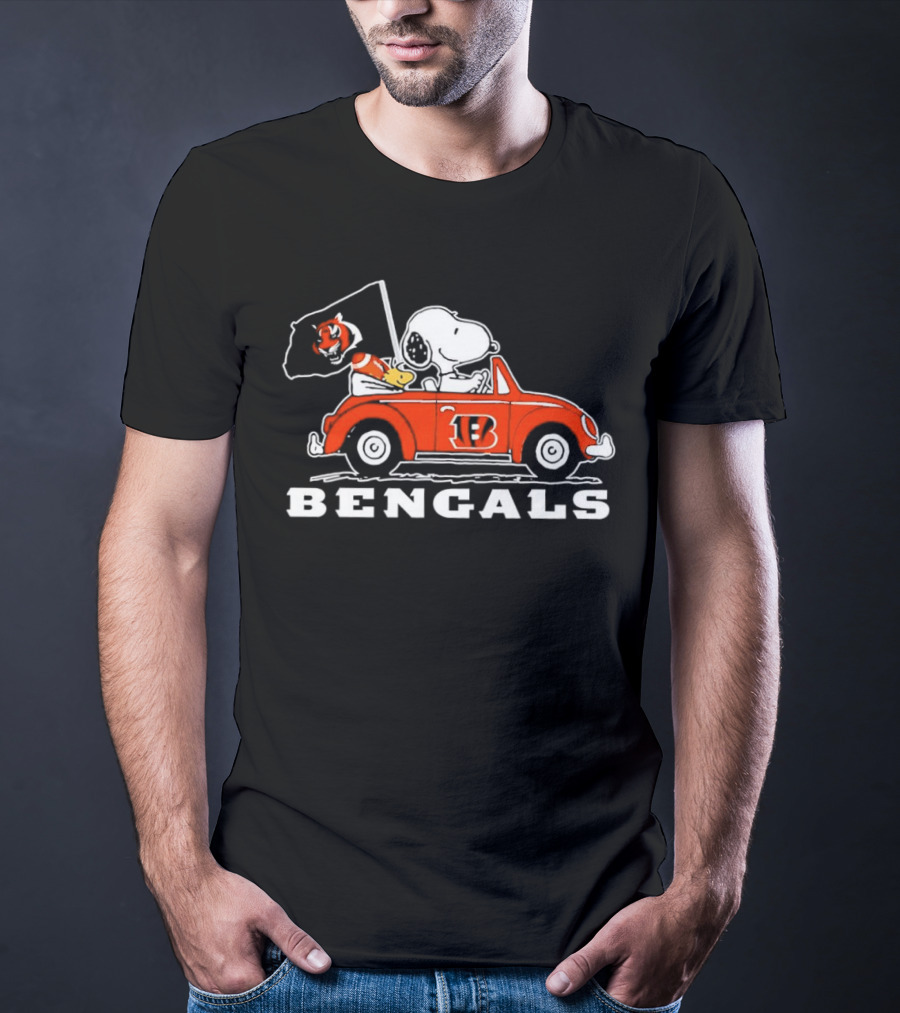 Snoopy And Woodstock Driving Cincinnati Bengals Car With Flag T-Shirt