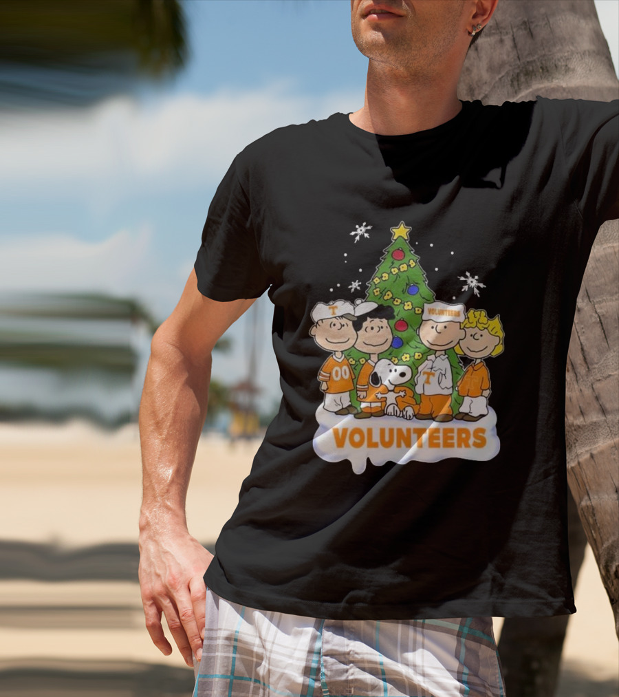 Tennessee Volunteers Snoopy And Friends Christmas Tree T-Shirt