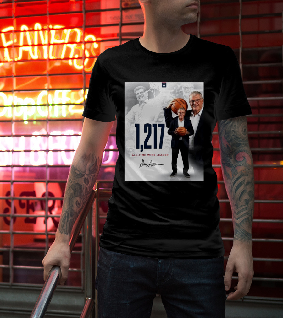 1,217 All-Time Wins Leader Geno Auriemma Signature Image T-Shirt