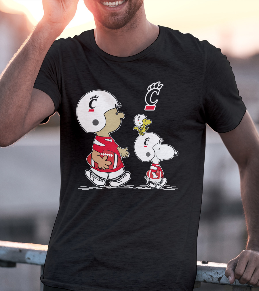 Cincinnati Bearcats Peanuts Characters Football Helmets And Jerseys T-Shirt