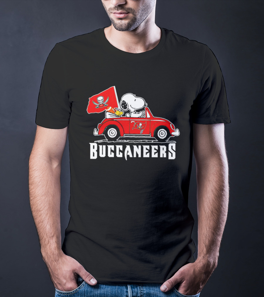 Snoopy And Woodstock In Car With Buccaneers Flag T-Shirt