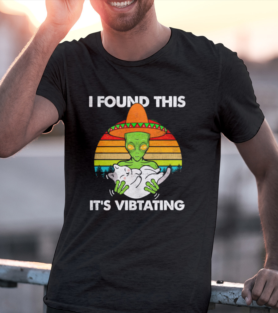 I Found This It's Vibrating Alien Cat Vintage Retro Sunset Sombrero T-Shirt