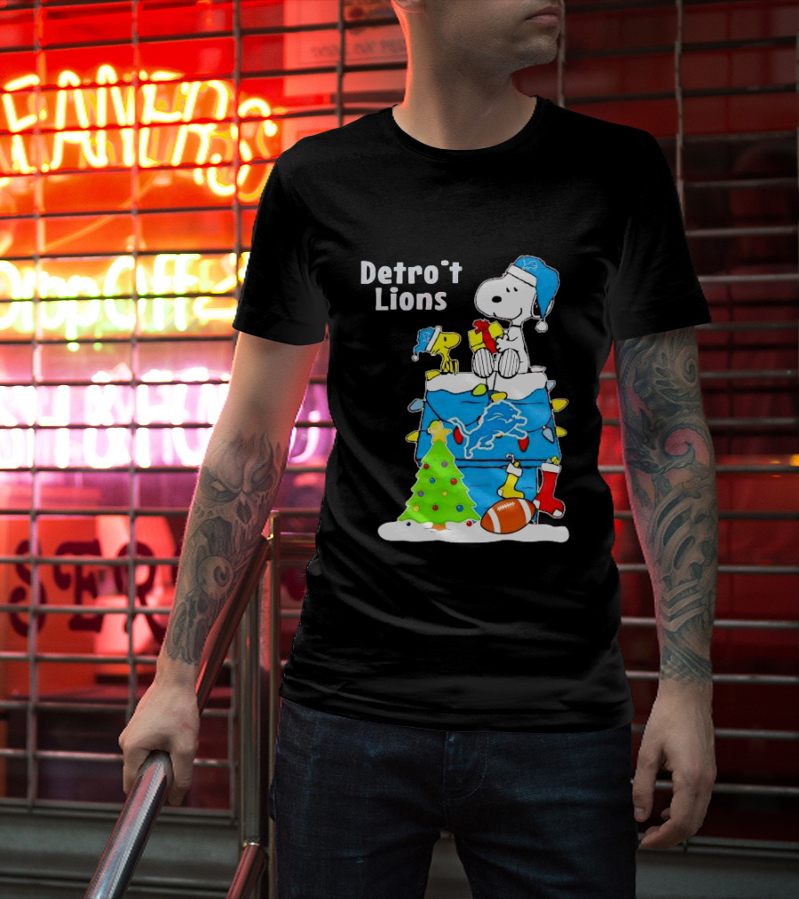 Snoopy And Woodstock Detroit Lions Christmas Igloo With Football And Tree T-Shirt