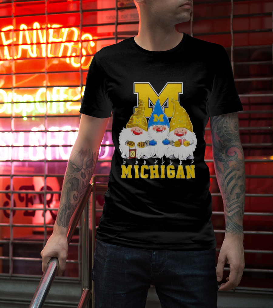 Gnomies Michigan Wolverines Christmas Festive Gnome Trio With Gifts And Lantern T-Shirt