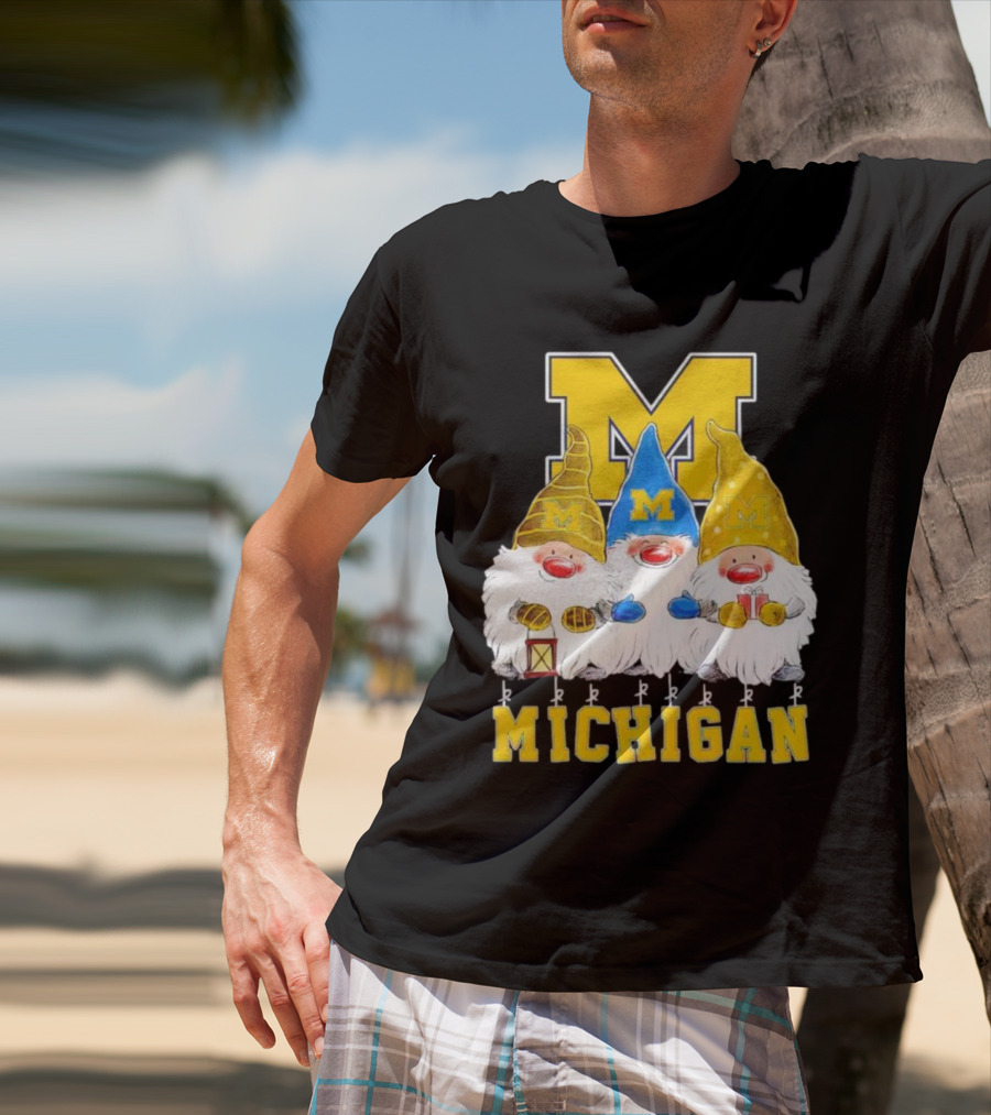 Gnomies Michigan Wolverines Christmas Festive Gnome Trio With Gifts And Lantern T-Shirt
