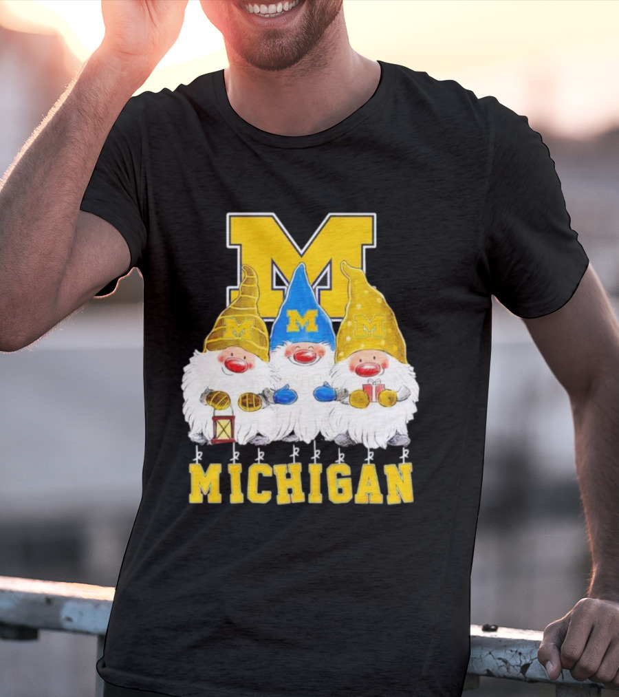 Gnomies Michigan Wolverines Christmas Festive Gnome Trio With Gifts And Lantern T-Shirt