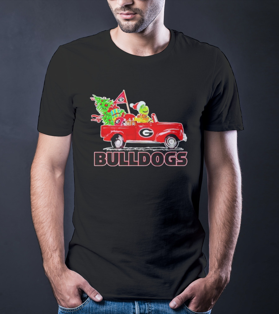 Grinch Driving Red Car With Dog Christmas Tree Gifts Georgia Bulldogs T-Shirt
