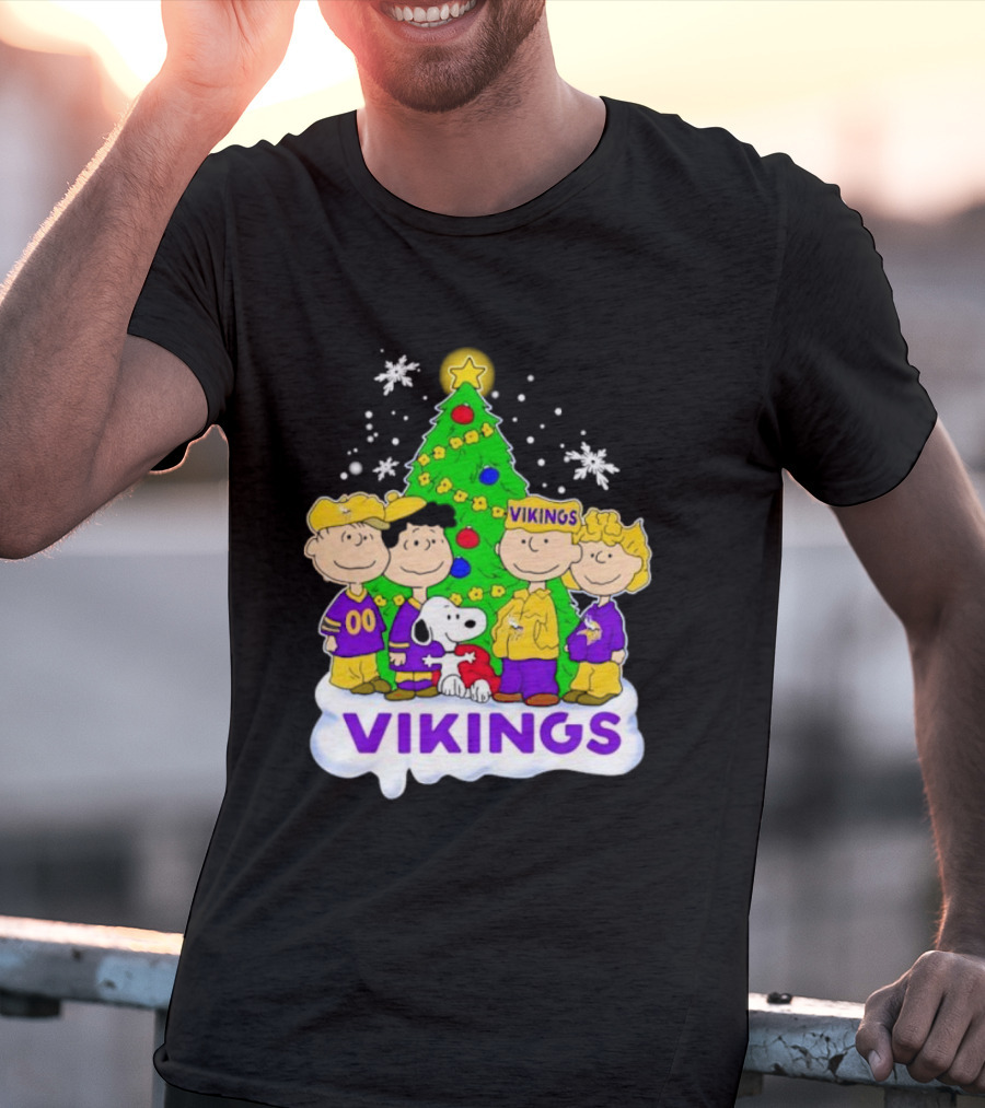 Minnesota Vikings Peanuts Characters Christmas Tree T-Shirt
